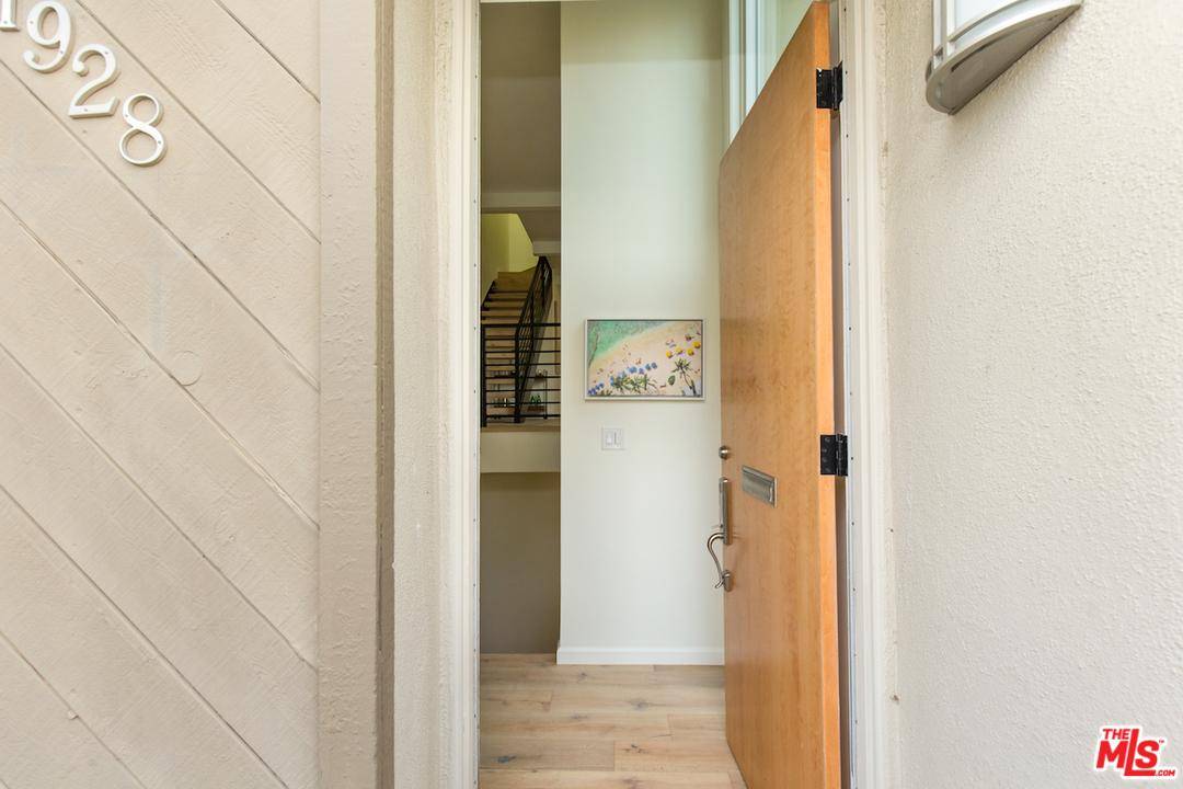 STUNNING REMODELD TOWNHOUSE IN PERFECT LOCATION - 3 BR Townhouse Santa Monica Los Angeles