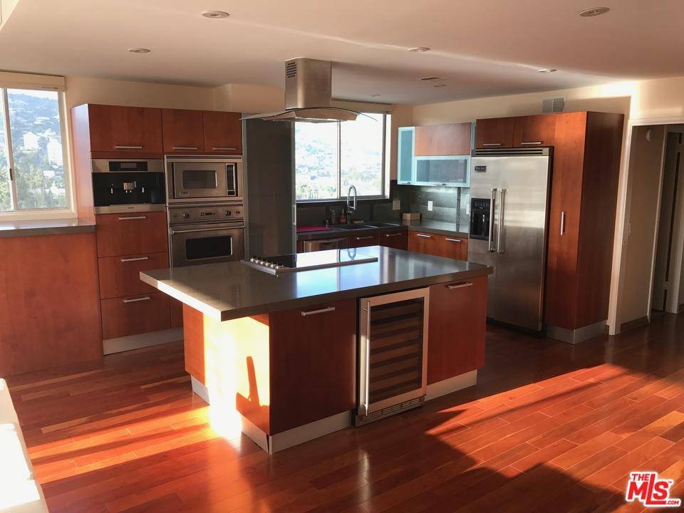 Beautifully remodeled upper unit in the heart of the city