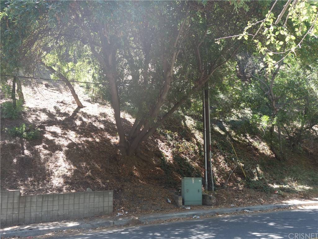 7506 Willow Glen offers an incredible opportunity to build on a 15