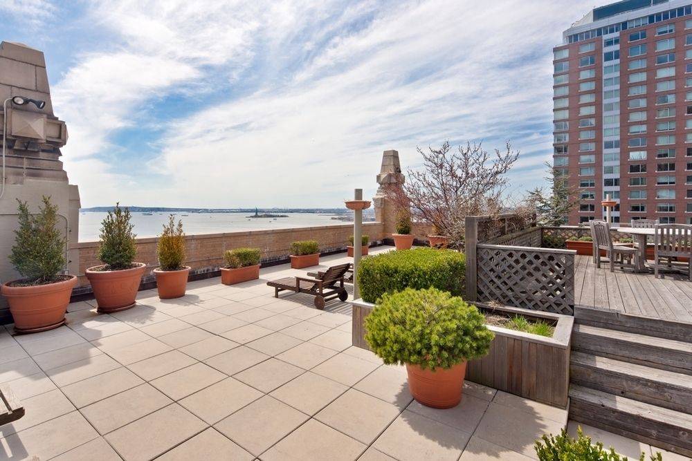 Spacious Pent House duplex 2 Bedroom Apartment in Financial District // Water View** NO FEE**