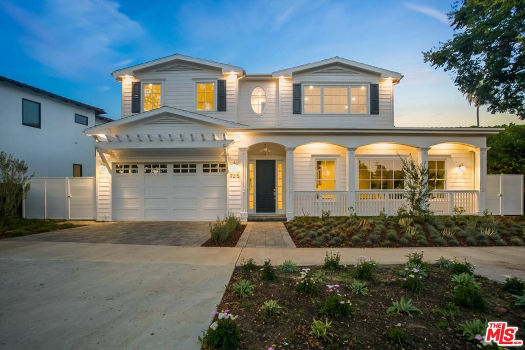 Meticulously crafted Traditional home located in the heart of the Beverlywood HOA