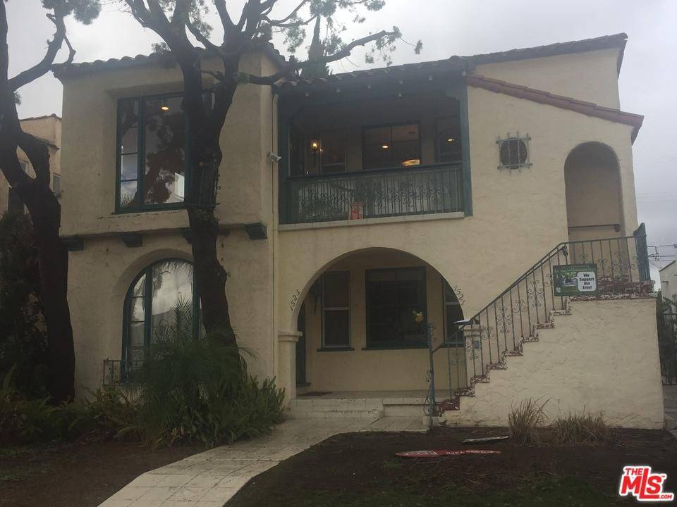 Sleekly remodeled two bedroom duplex unit in prime North Beverlywood