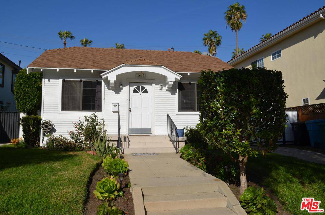 Charming and bright 3 bed/ 2 bath home in a great location