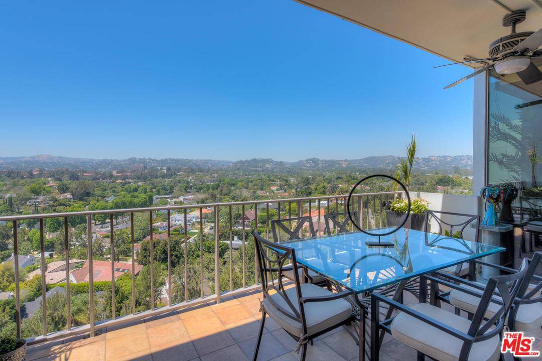 Luxurious Penthouse at the Wilshire-Holmby featuring 2 bedrooms and 2
