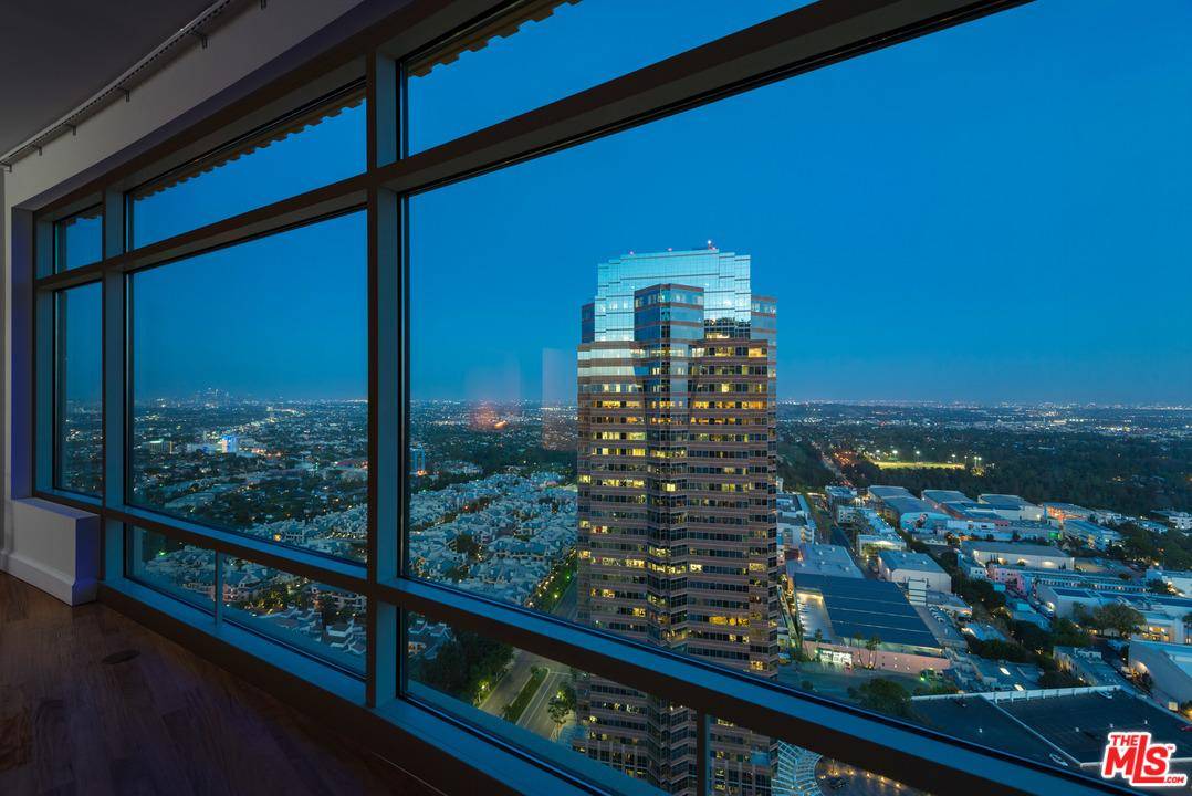 Fabulous three bedroom condominium in The Century - 3 BR Condo Beverlywood Los Angeles