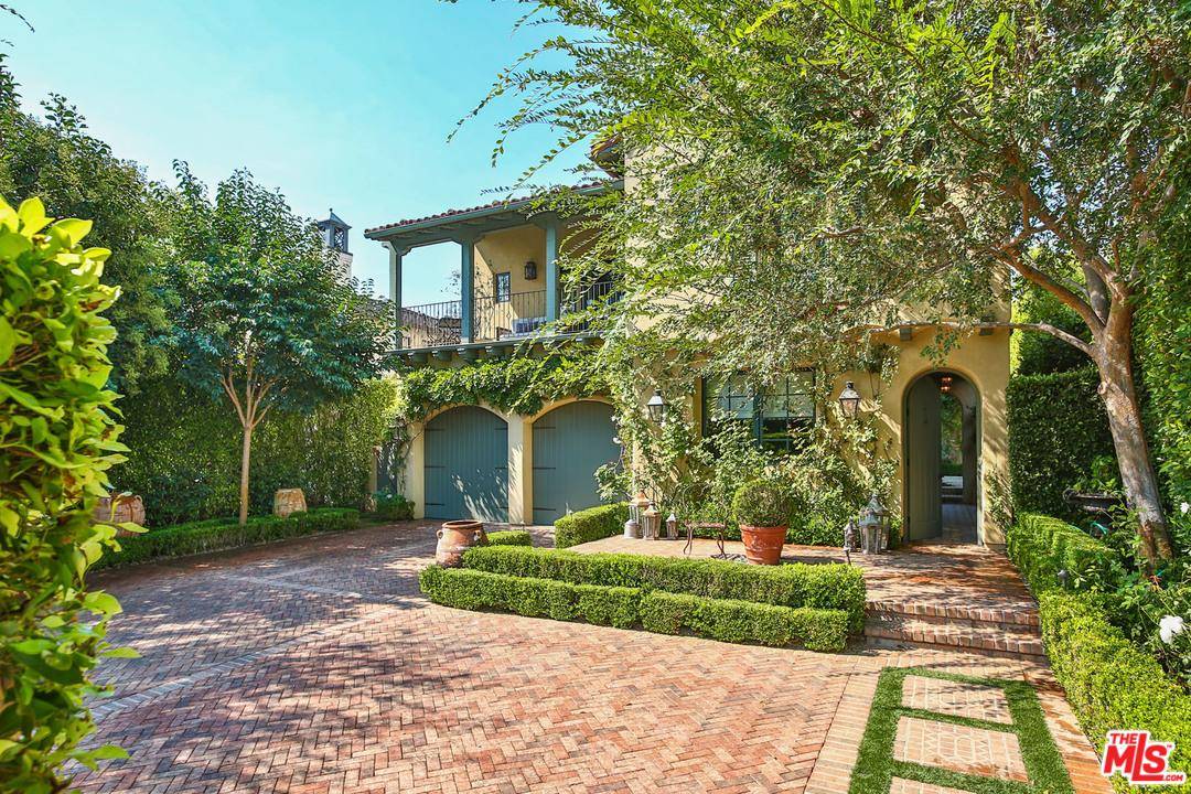 Renowned Santa Barbara style conceived with the romantic ambiance of Southern France creates a very compelling lifestyle
