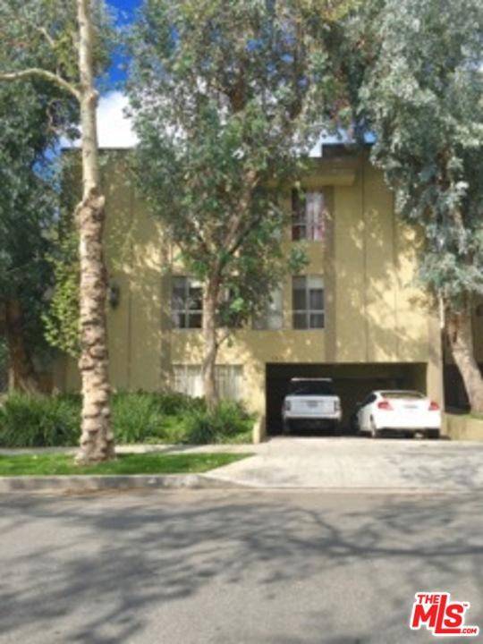 BEVERLY HILLS EXTRA LARGE 3BED 3BATH PLUS A VERY LARGE BONUS ROOM WITH SHOWER ON THE LOWER LEVEL