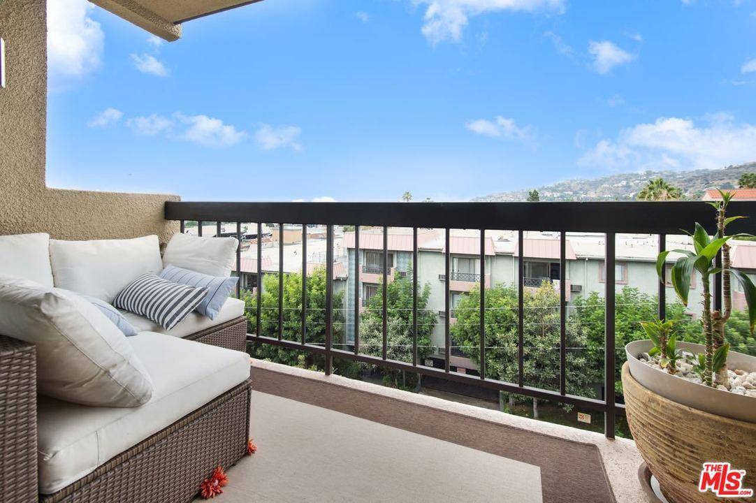 Enjoy resort style living in this fabulous Hollywood Regis residence