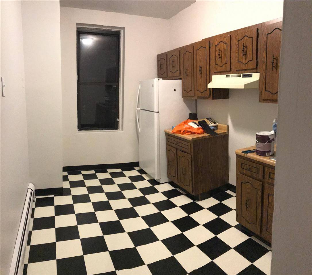 Huge 1 bedroom on 10th St and Willow with additional dressing room and den