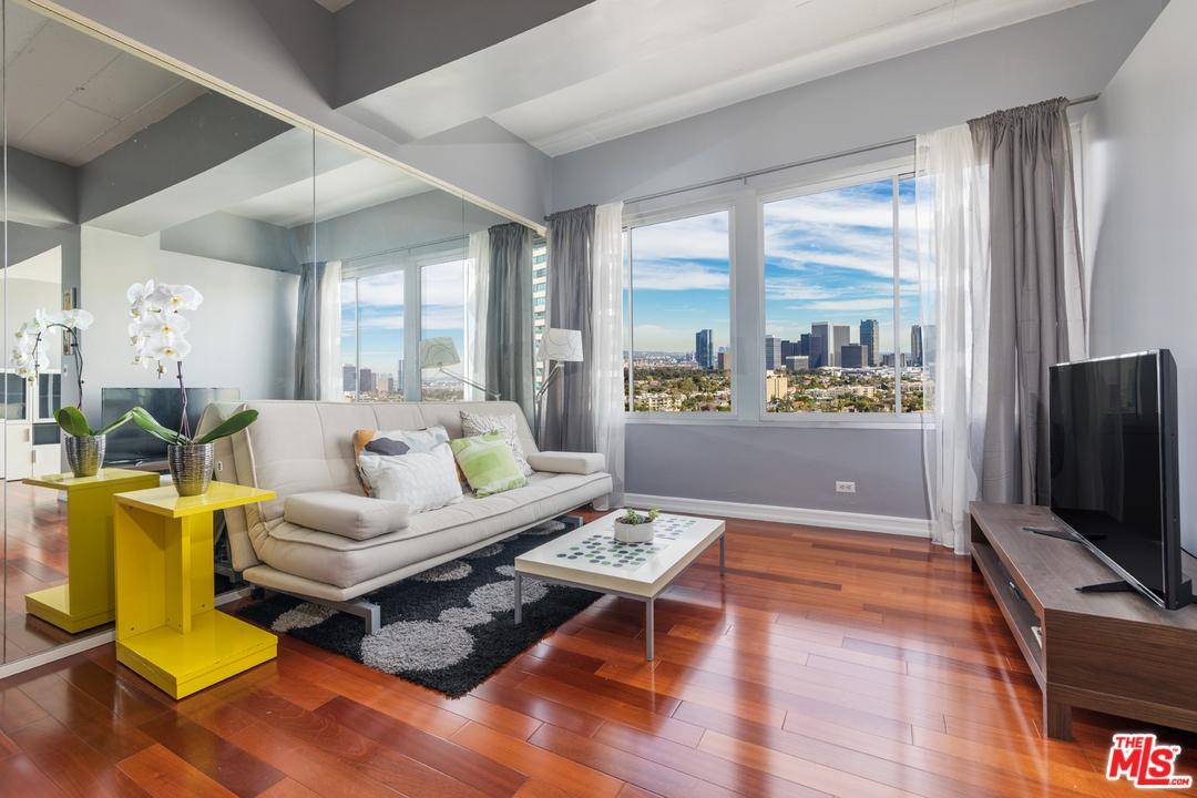 Gorgeous jetiner views from downtown to Century City to the ocean from this one bedroom/two bath condo on the Wilshire Corridor