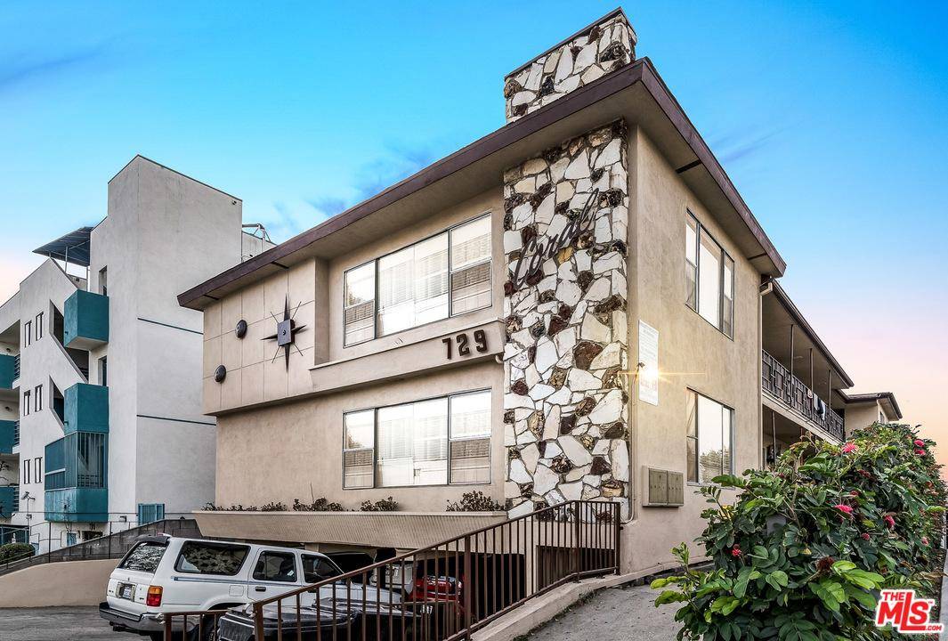 We are pleased to present 729 Gramercy Drive an 8-unit investment opportunity located in Koreatown (90005)