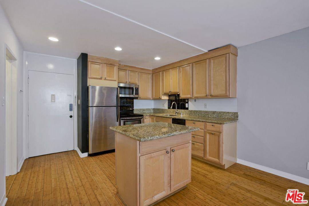 Welcome to this bright - 1 BR Condo Mid Wilshire Los Angeles