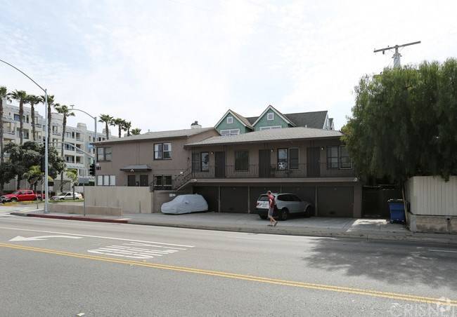 Just one block from the beach in the prime area of Santa Monica also walking distance to restaurants and shopping