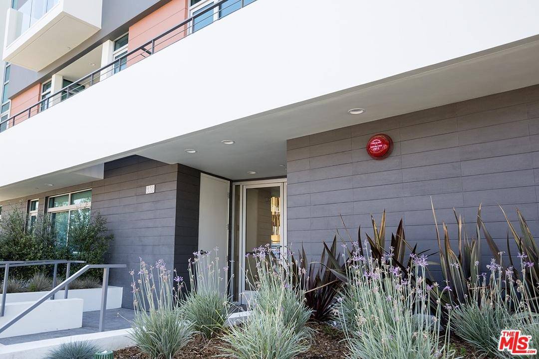STUNNING NEW CONTEMPORARY BUILDING ideally situated in Mid-Wilshire
