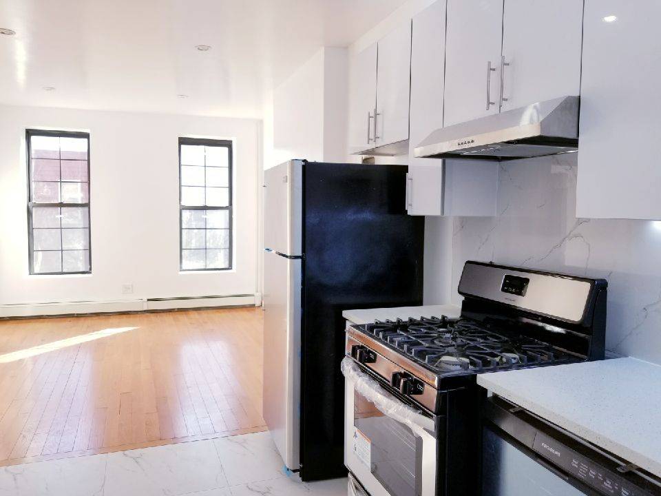 Humongous, Light Filled 4 BED 1BATH The Dream Apartment On Eagle Street!