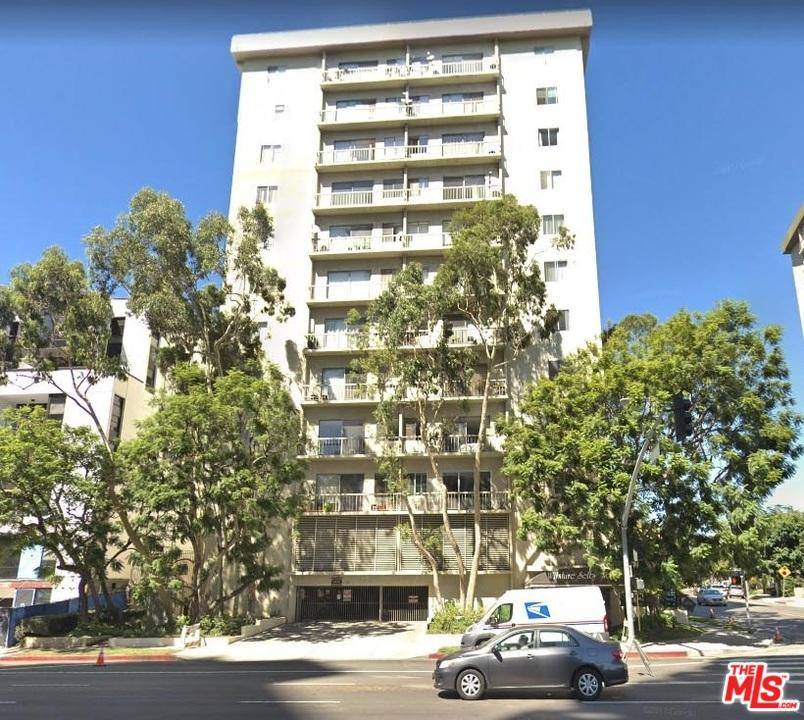 This front corner unit is located in a sought after Wilshire Selby Tower