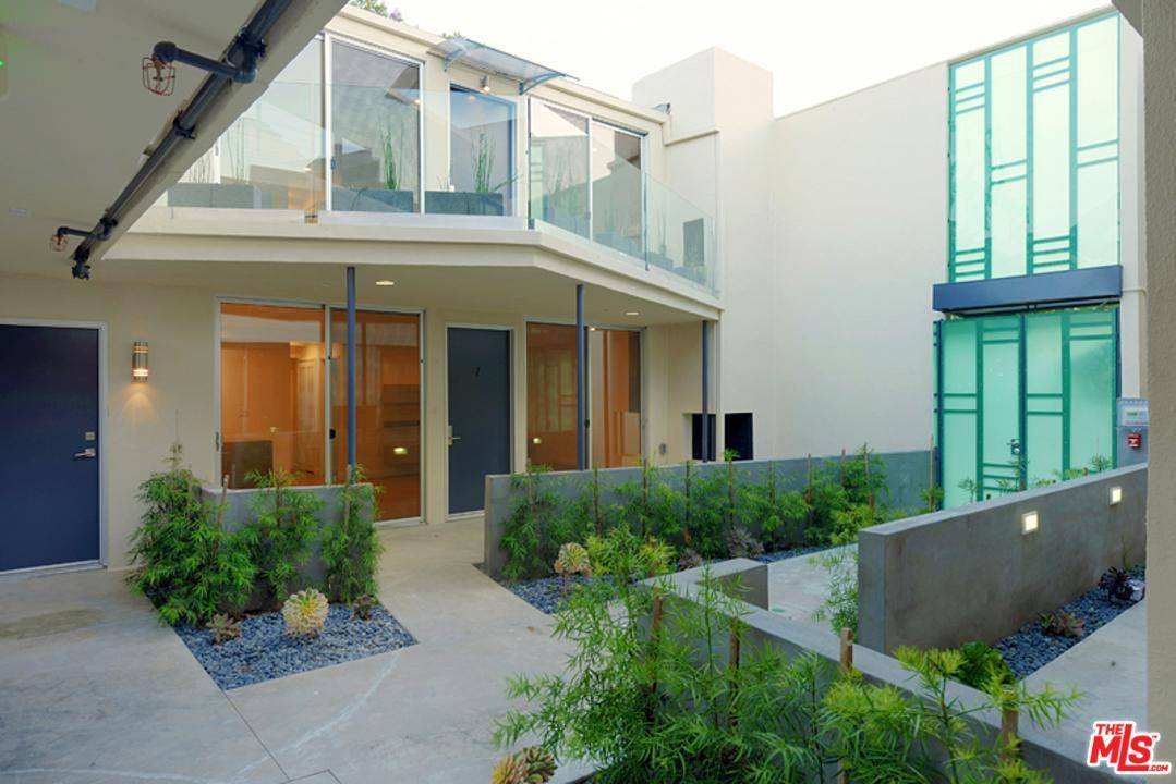 Lovely Modern luxury unit located in the heart of Beverly Hills