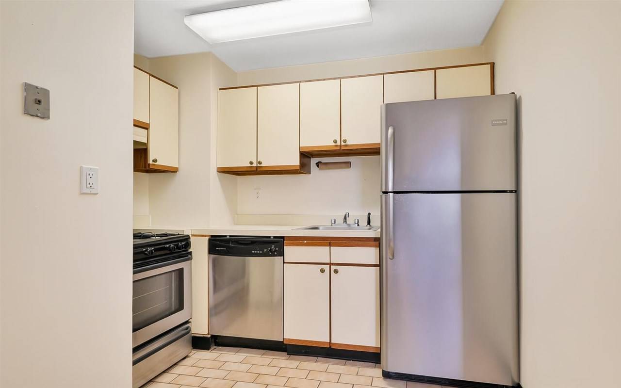 Fantastic 1 bedroom in elevator building with open style kitchen with stainless steel appliances