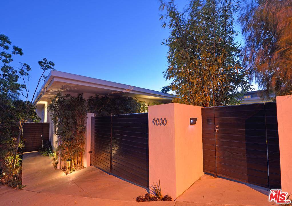 Stunning 1 story contemporary in Prime Trousdale adj location off Loma Vista Dr
