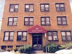 Lovely condo located just 1/2 block to Lincoln Park