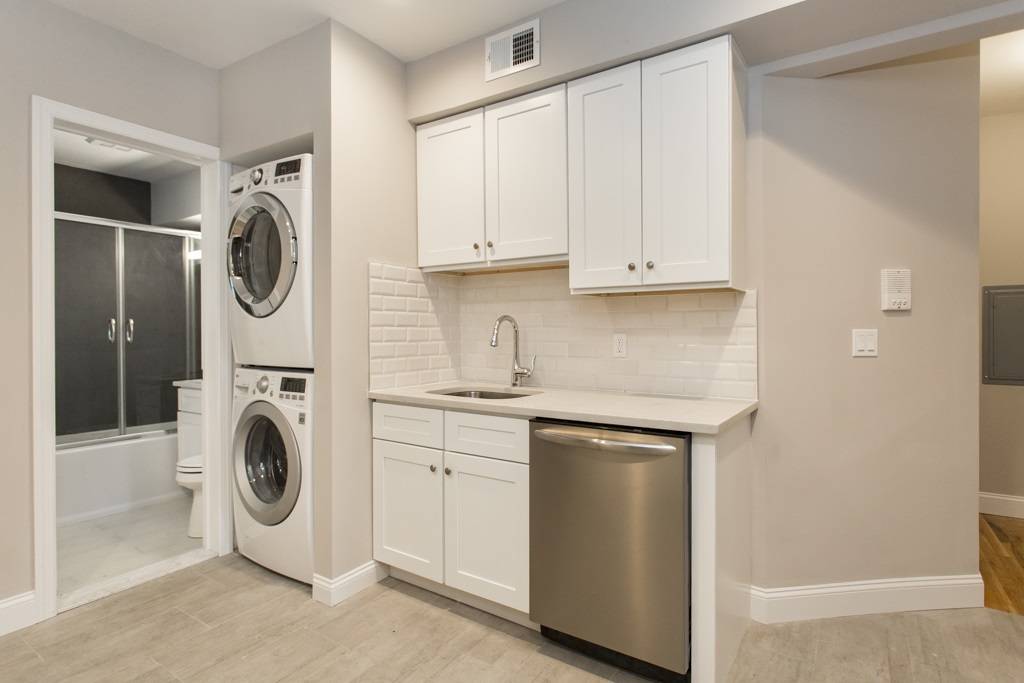 Beautifully renovated 2 bed+den/ 2 bath with PRIVATE yard located in the highly desired Hamilton Park of Downtown Jersey City