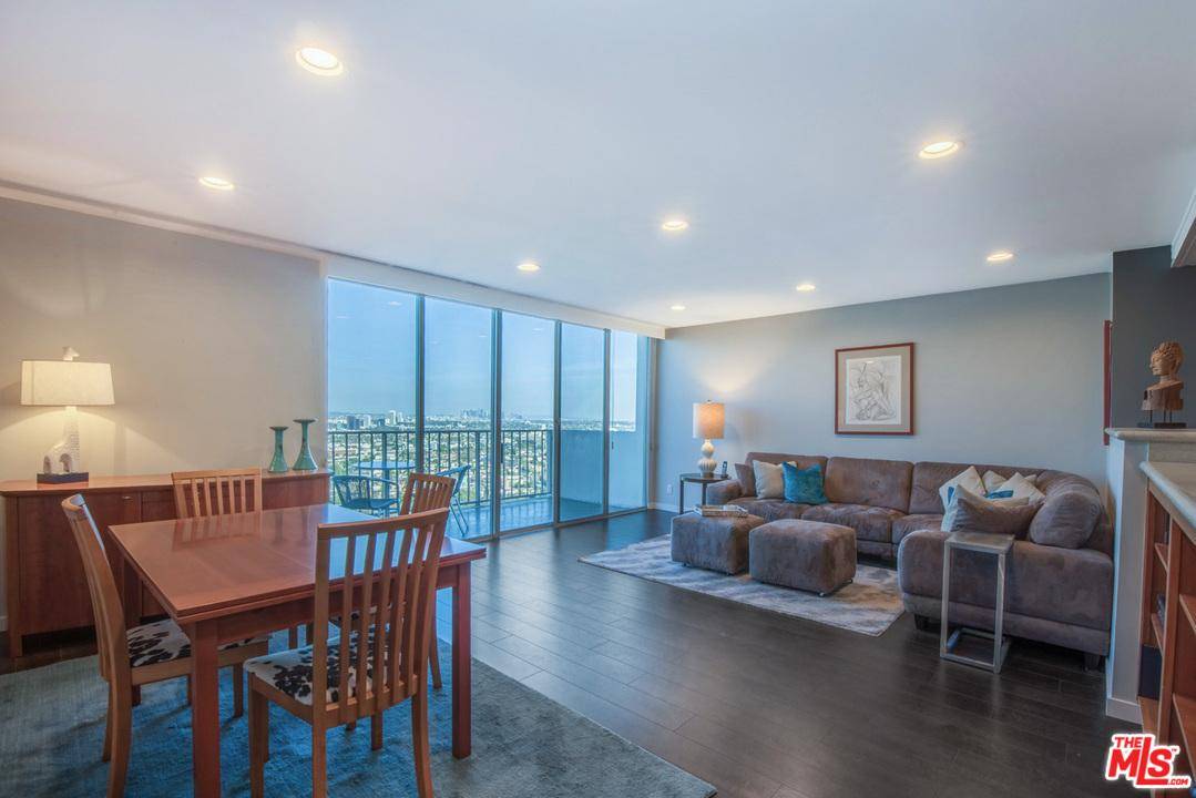 Enter this luxury 21st floor Penthouse Suite in the north tower to immediaitly see panoramic views of Beverly Hills
