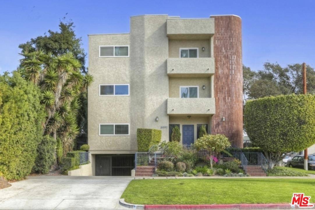 This lovely and livable condo is nestled in the heart of one of the nicest areas of Mar Vista