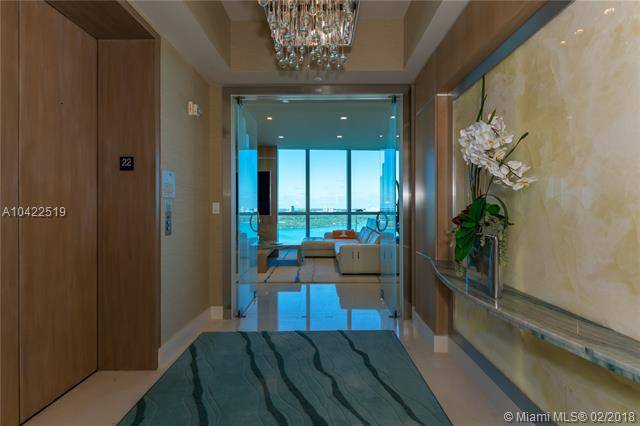 Spectacular corner unit with panoramic views of the Intracoastal Waterway