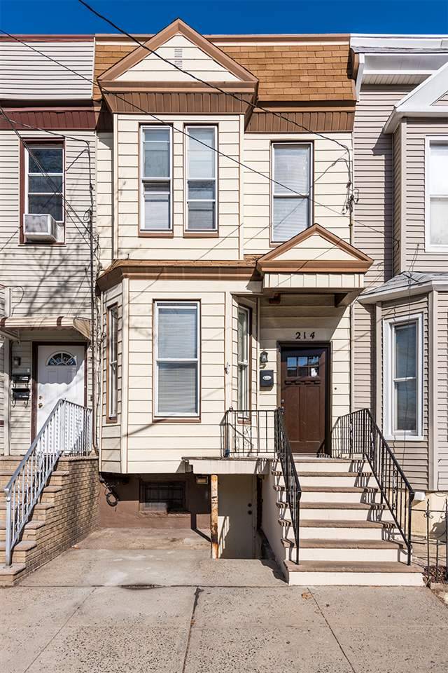 This beautiful single-family row house in an excellent Heights location features three spacious bedrooms
