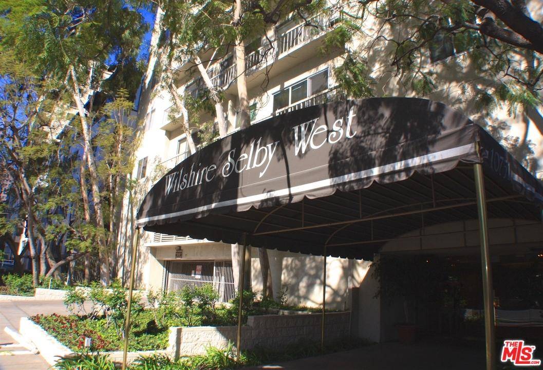 Gorgeous recently remodeled front facing unit in Wilshire Selby West