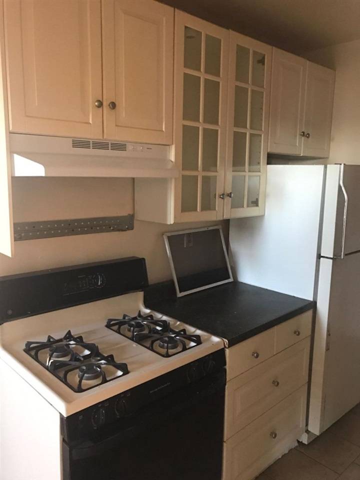 Spacious 2 bedroom close to light rail and easy bus commute to NYC