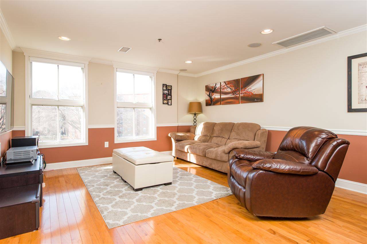 Beautiful 1 bedroom plus den at the sought-after Huntington