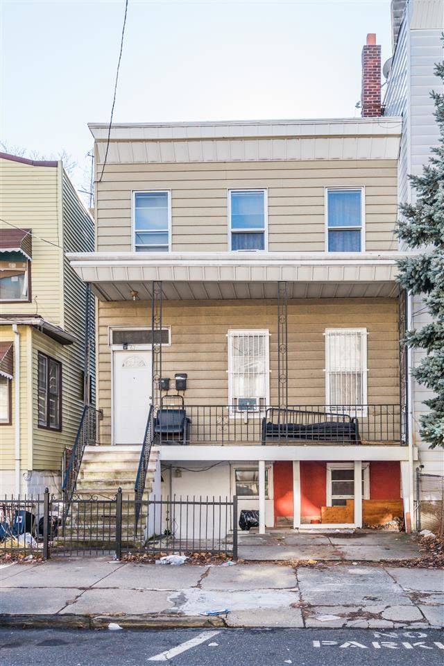 Great investment opportunity conveniently located in the heart of JC heights with parking