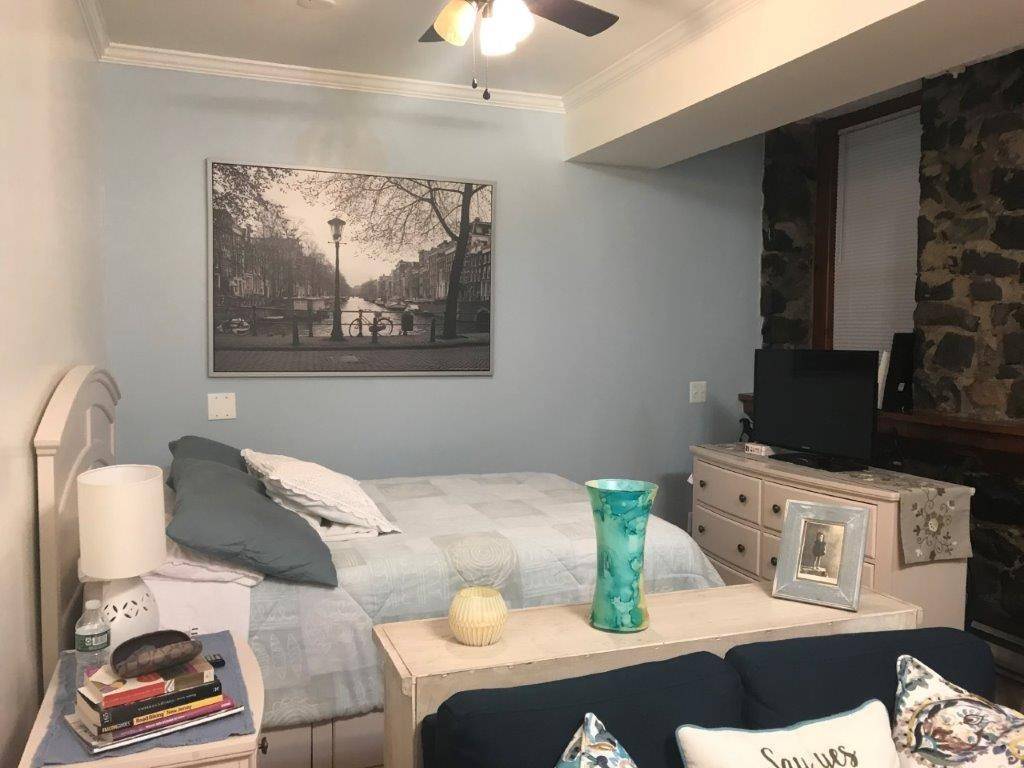 Attainably priced and conveniently located Studio Condo offers a great opportunity to home buyer or real estate investor