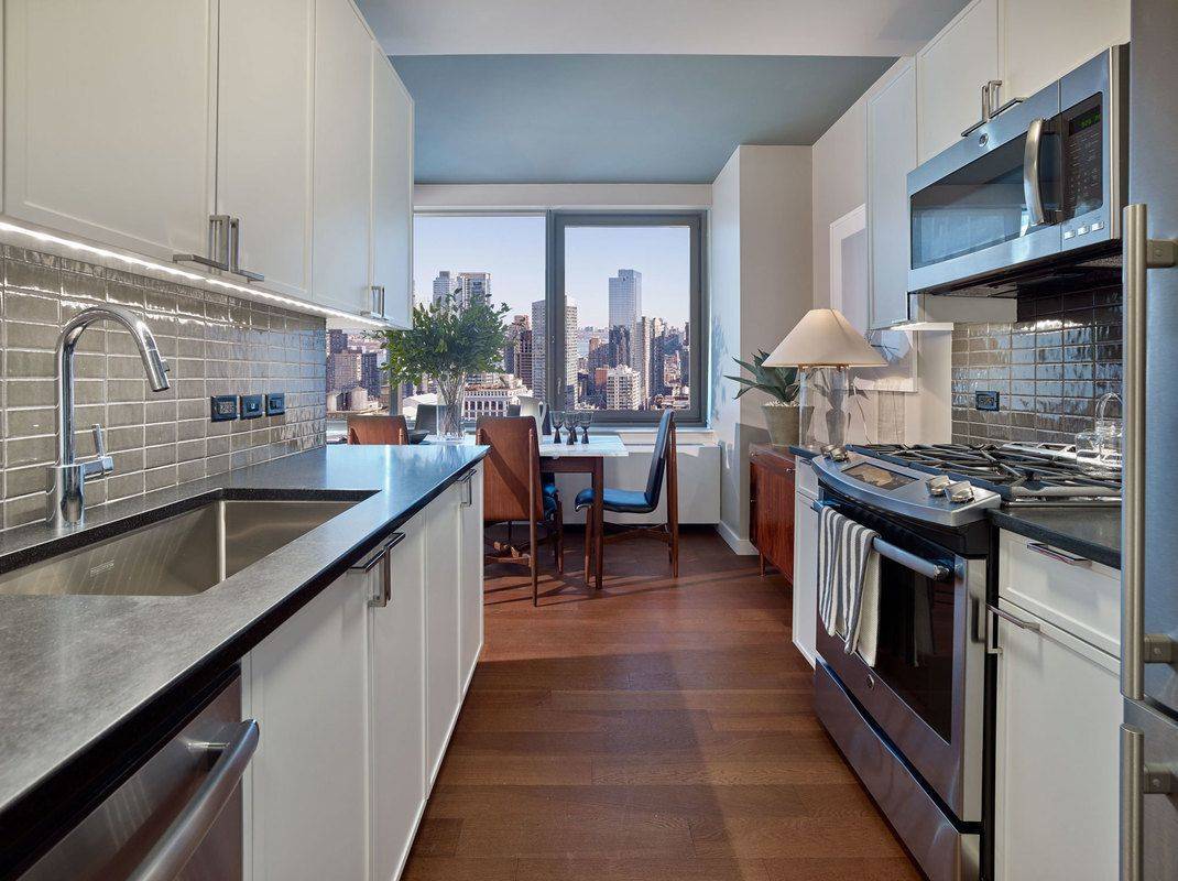 NO FEE!! Beautiful 1 Bed/ 1 Bath with Hudson River and Manhattan views! Roof deck, Fitness center, Rock climbing wall, Golf stimulator, Basketball court and more!! Hudson Yards!!