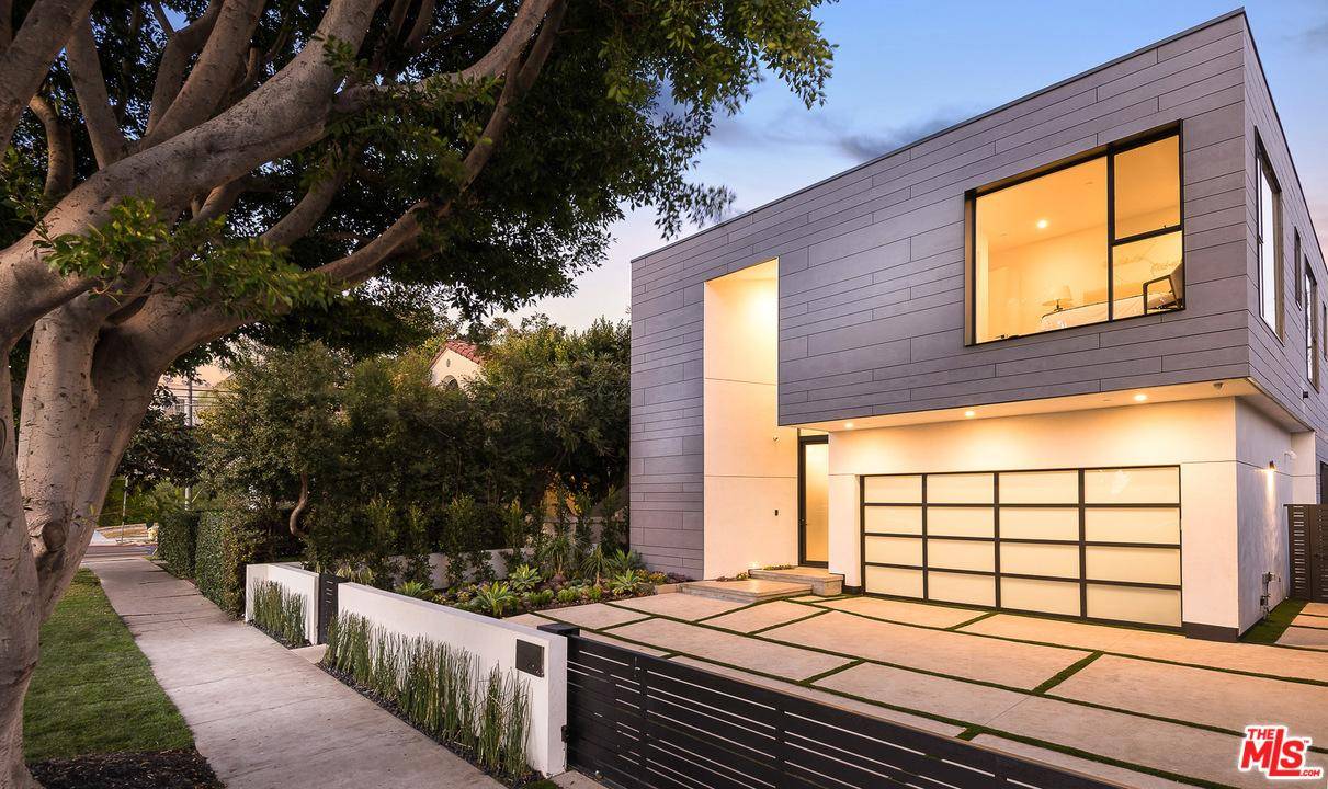 Award-winning design in the highly sought after Beverly Grove