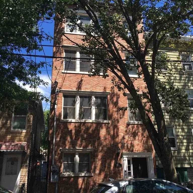 A beautiful sunny one bedroom plus office/den top floor home in the Village section of Downtown