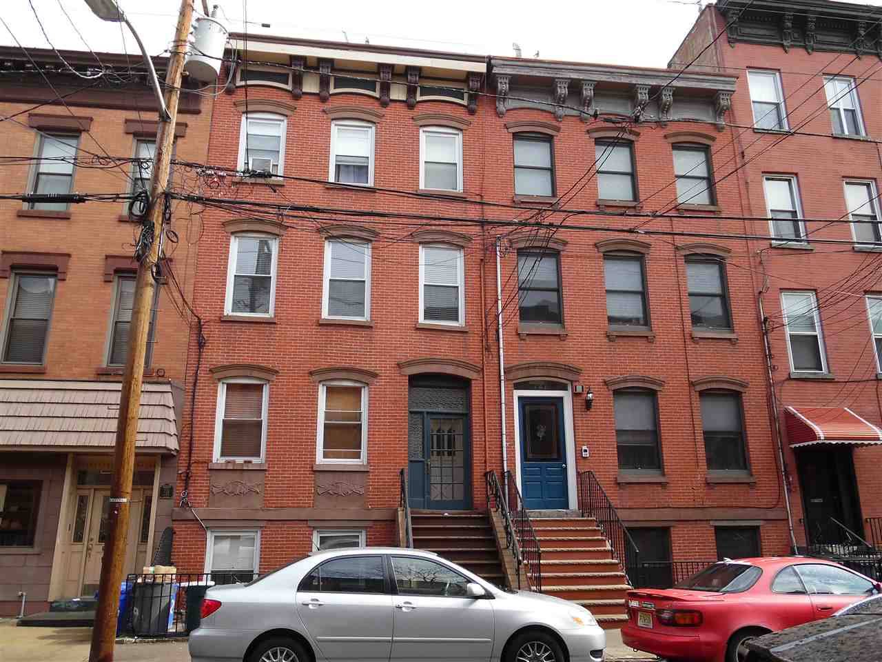 This is a great 2 bedroom with bonus room located on Garden St