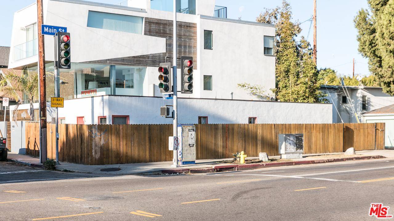 This mid-century modern Venice duplex is a great opportunity for an owner/user