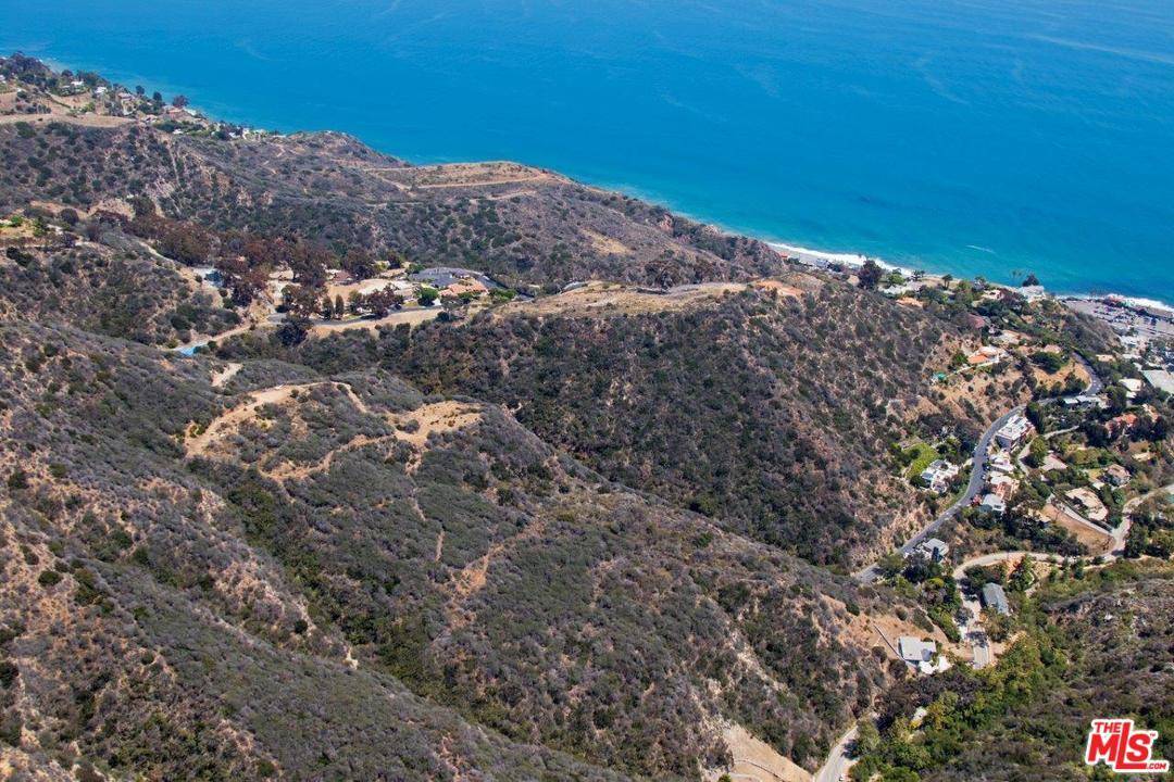 Over 32 acres of land in one of the most exclusive areas of Malibu provide stunning 360-degrees of unobstructed views of the surrounding ocean
