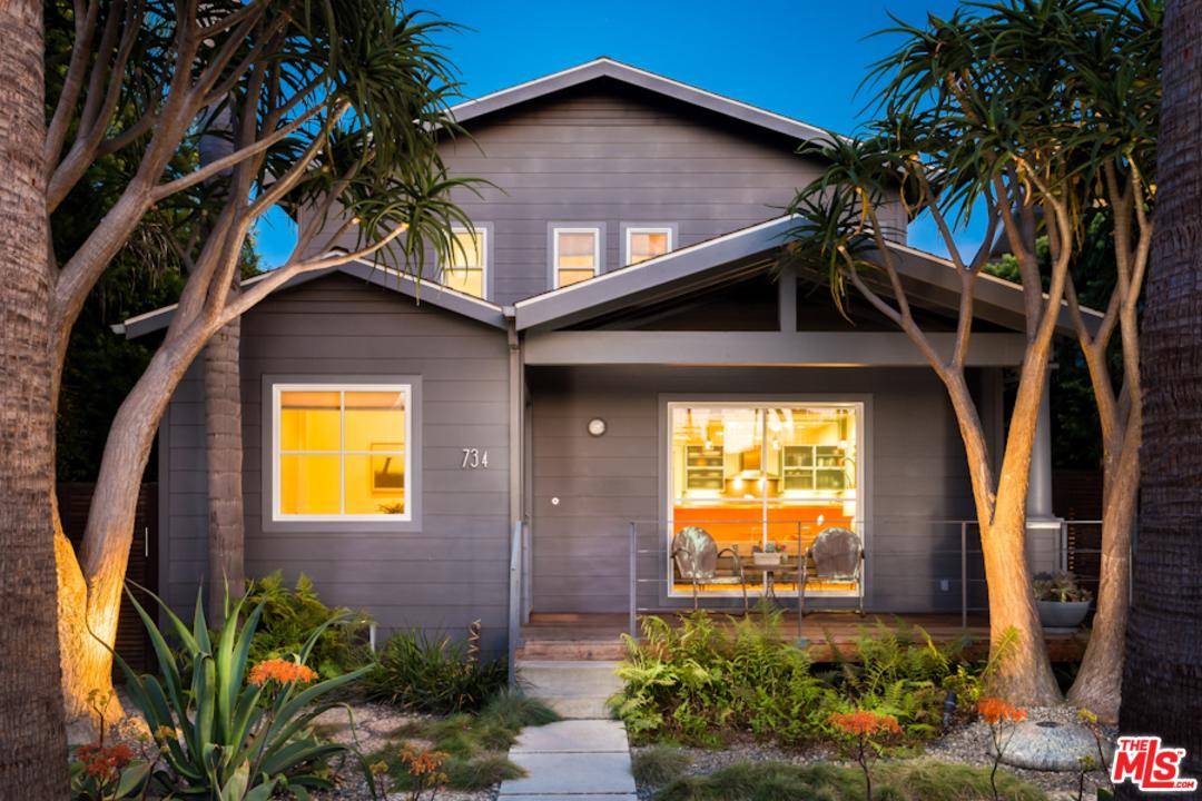 Classic Craftsman architecture combined with the modern California garden creates amazing curb appeal