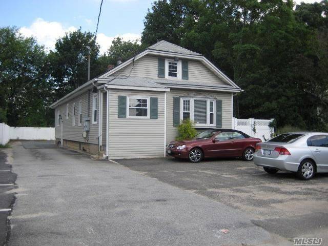 If Your Looking For An Office Near Shopping Parkways And Not Far From The Lirr This Is It...