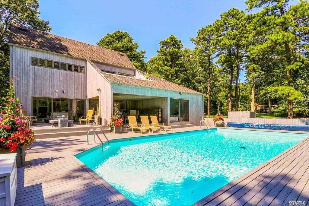Amazing Value For Pool And Private Tennis Just Minutes From East Hampton Village Fringe.