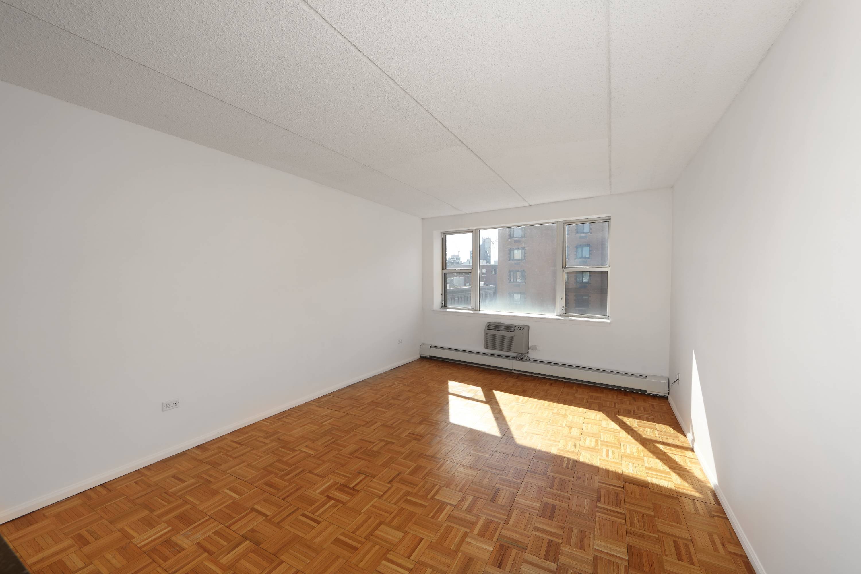 BRIGHT NO FEE 1 Bedroom, with Dishwasher, in Elevator SOHO Building. AMAZING Location!!