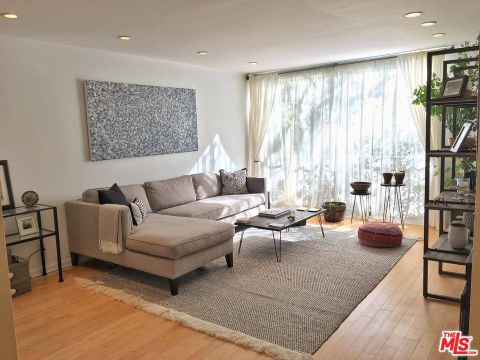 This contemporary furnished 2 bedroom rests in the heart of Brentwood