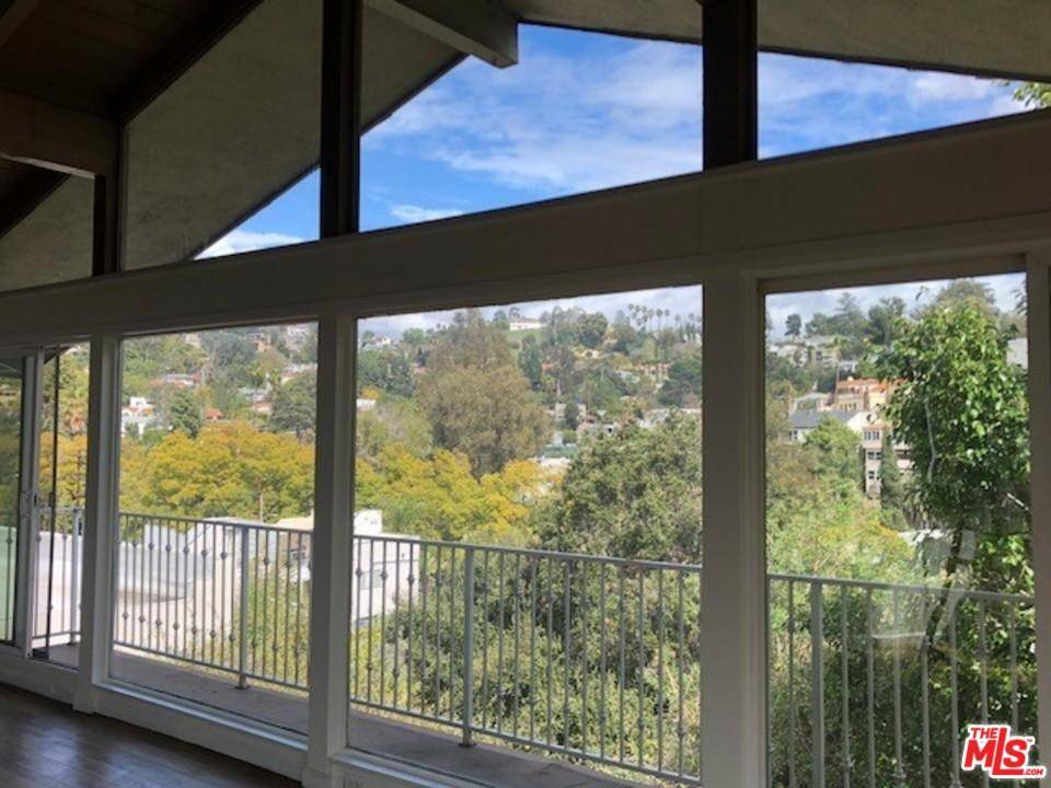 Gorgeous contemporary penthouse apartment in the highly sought after Hollywood-Dell neighborhood of the Hollywood Hills