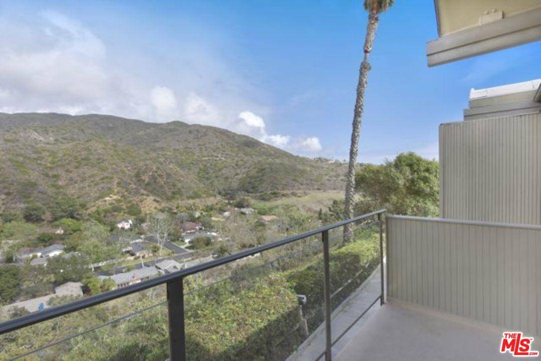 Beautiful mountain views from this desirable Malibu West townhouse with rights to Malibu West Beach Club and tennis courts