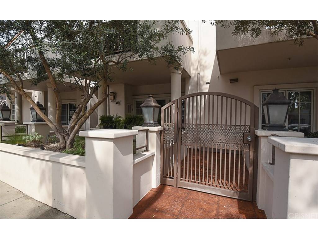 First time on the market - 2 BR Townhouse Los Angeles