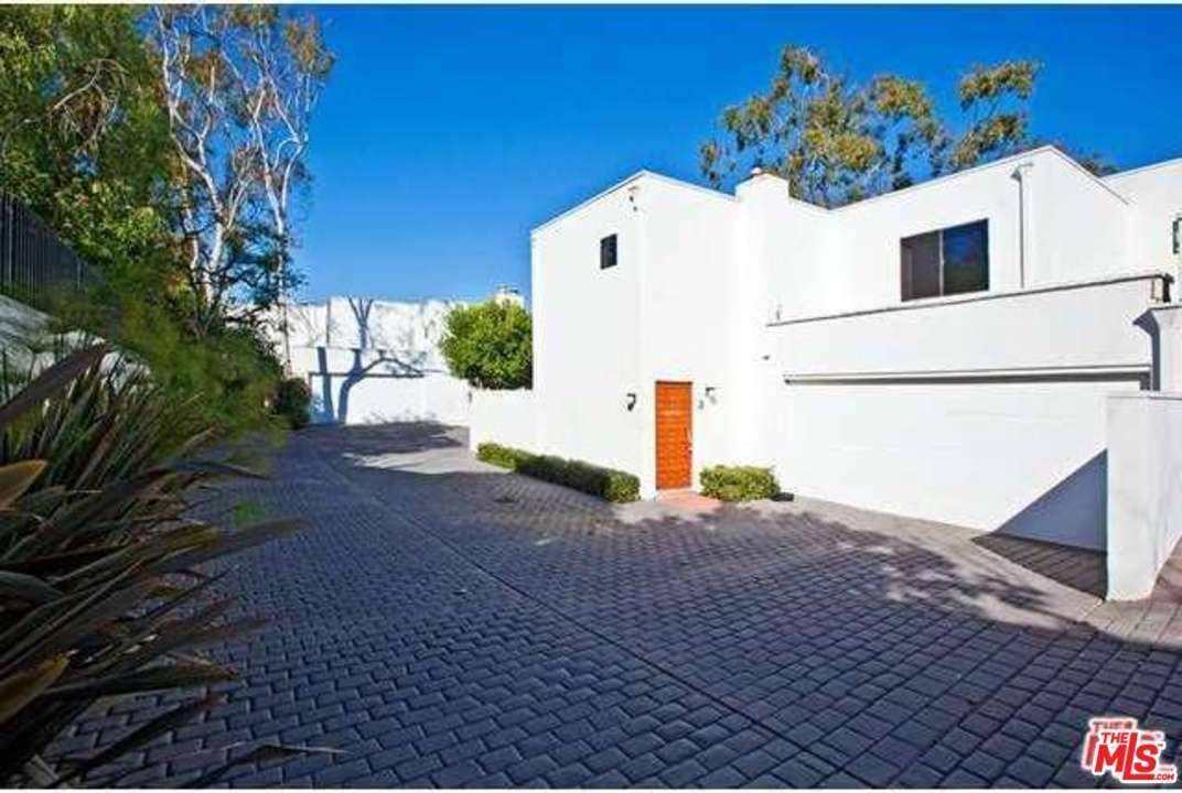 Located on Pt - 2 BR Townhouse Los Angeles