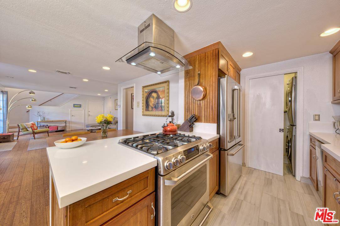 Enjoy this NEWLY REMODELED Ocean Park townhome - 2 BR Townhouse Los Angeles